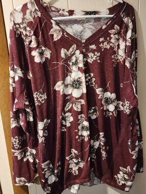 **Como Blu Floral Top | Size 3X | Burgundy Long Sleeve V-Neck**